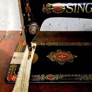 Singer vintage sewing machine working on leather, vinyl , upholstery, banners.